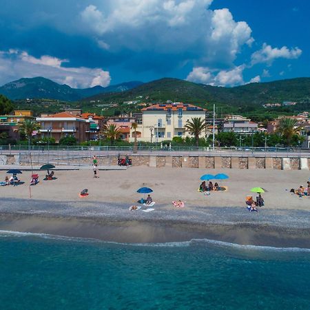 Residence Villa Carmen Fronte Mare A 50 Mt Pietra Ligure Bagian luar foto