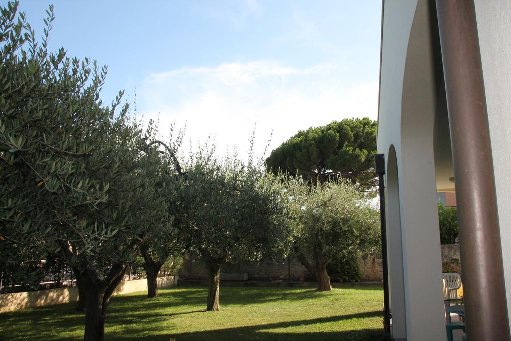 Residence Villa Carmen Fronte Mare A 50 Mt Pietra Ligure Bagian luar foto