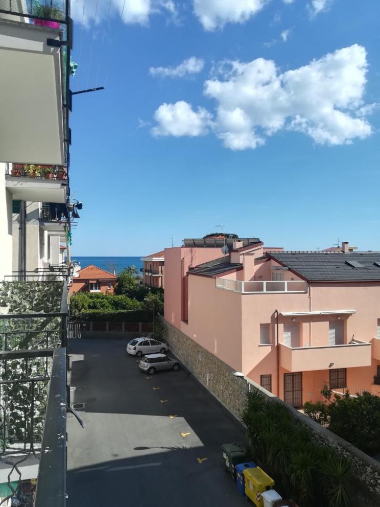 Residence Villa Carmen Fronte Mare A 50 Mt Pietra Ligure Bagian luar foto