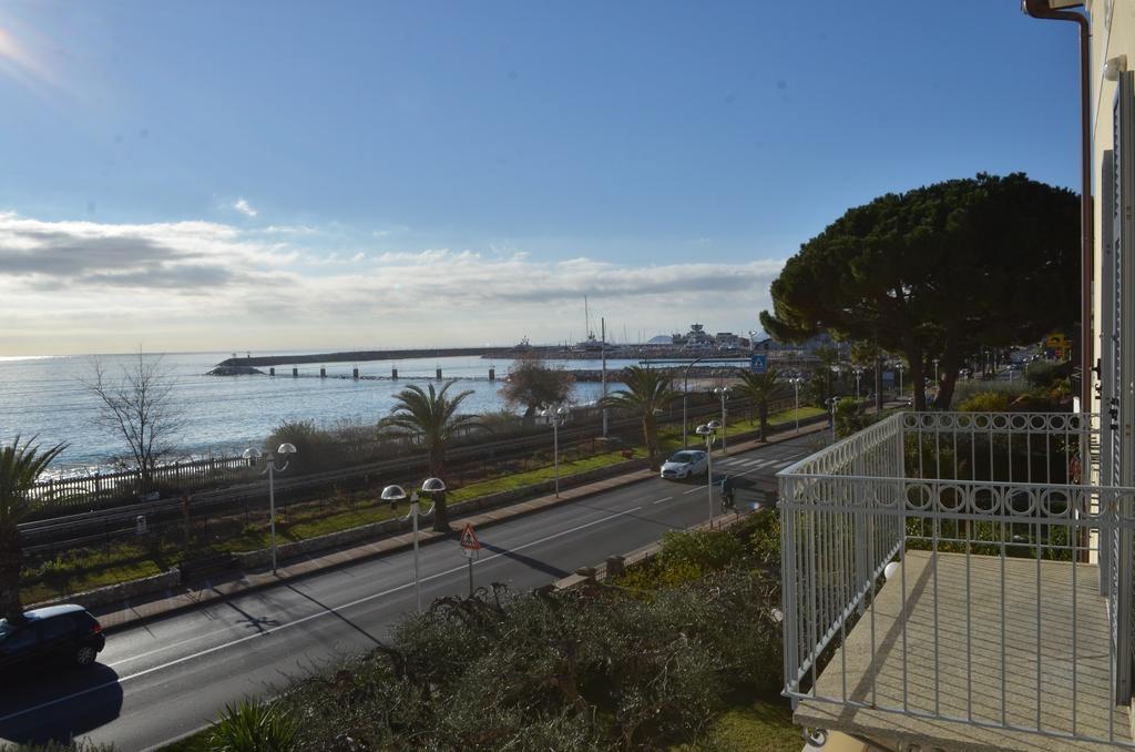 Residence Villa Carmen Fronte Mare A 50 Mt Pietra Ligure Bagian luar foto