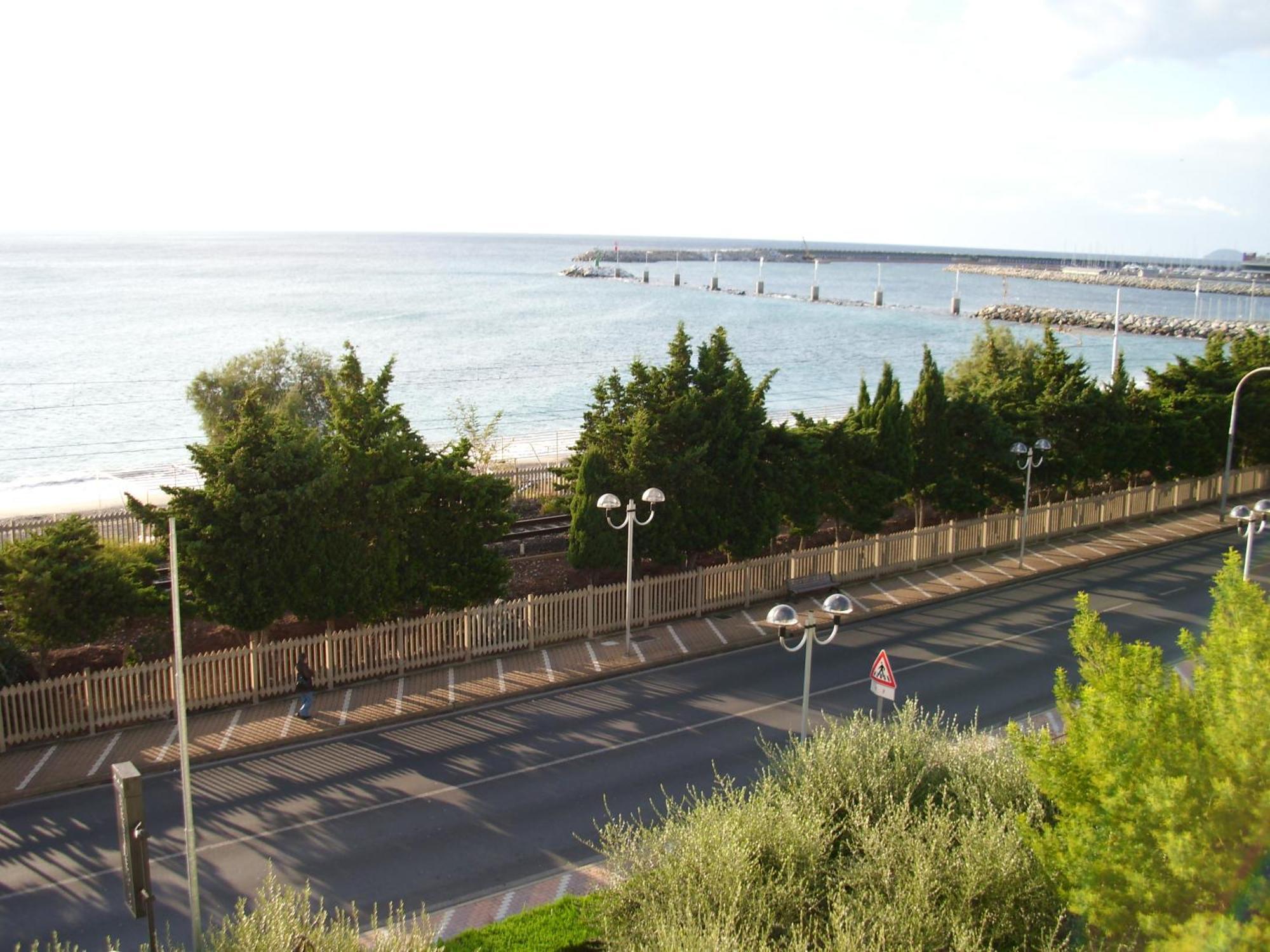 Residence Villa Carmen Fronte Mare A 50 Mt Pietra Ligure Bagian luar foto
