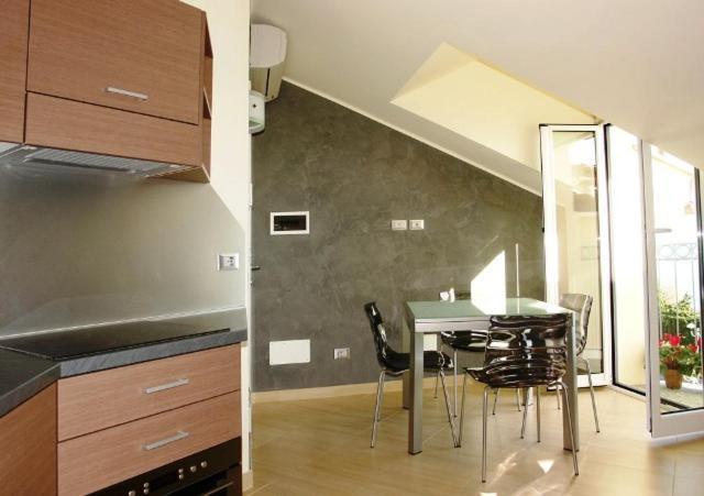 Residence Villa Carmen Fronte Mare A 50 Mt Pietra Ligure Bagian luar foto