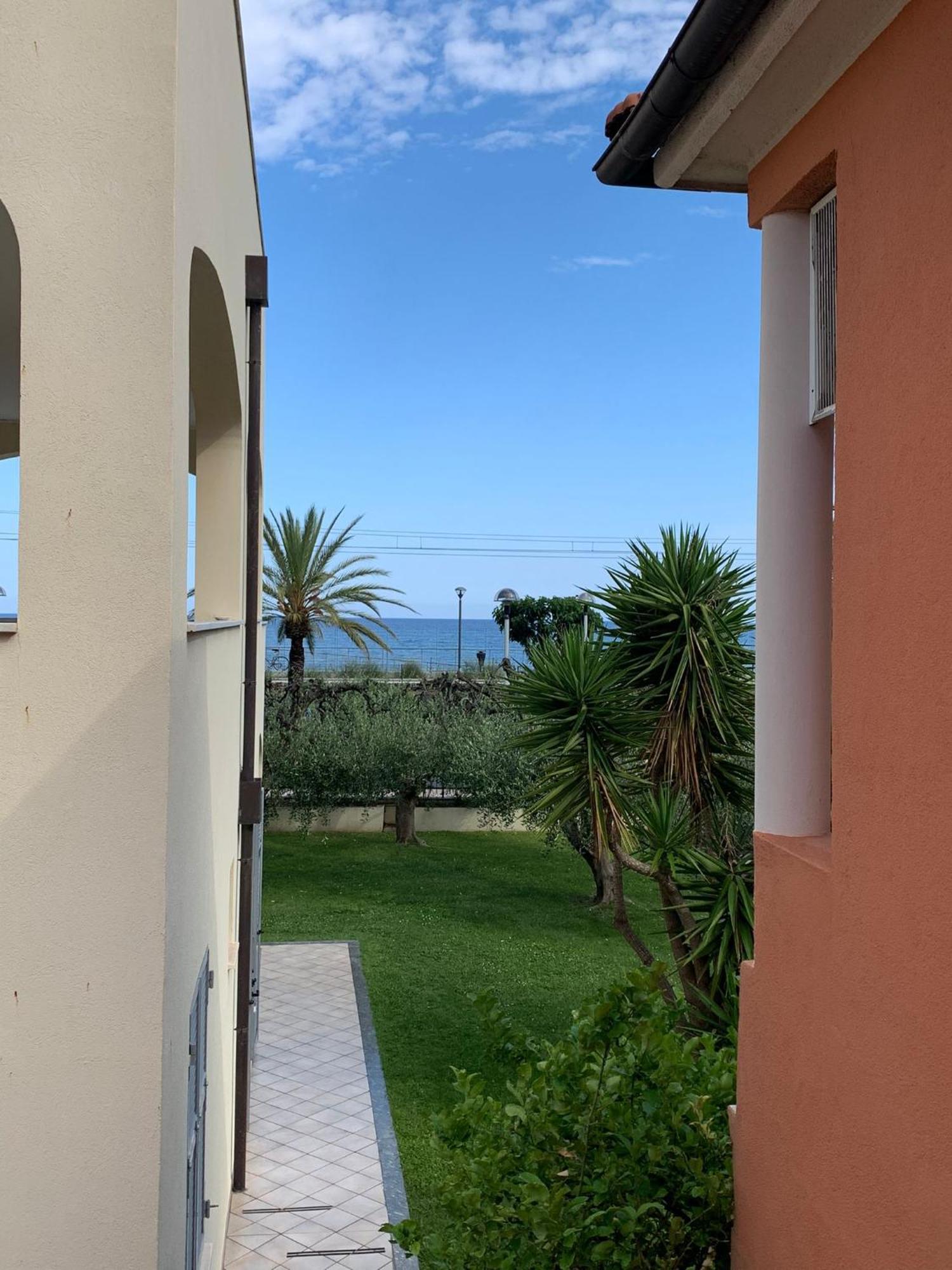 Residence Villa Carmen Fronte Mare A 50 Mt Pietra Ligure Bagian luar foto