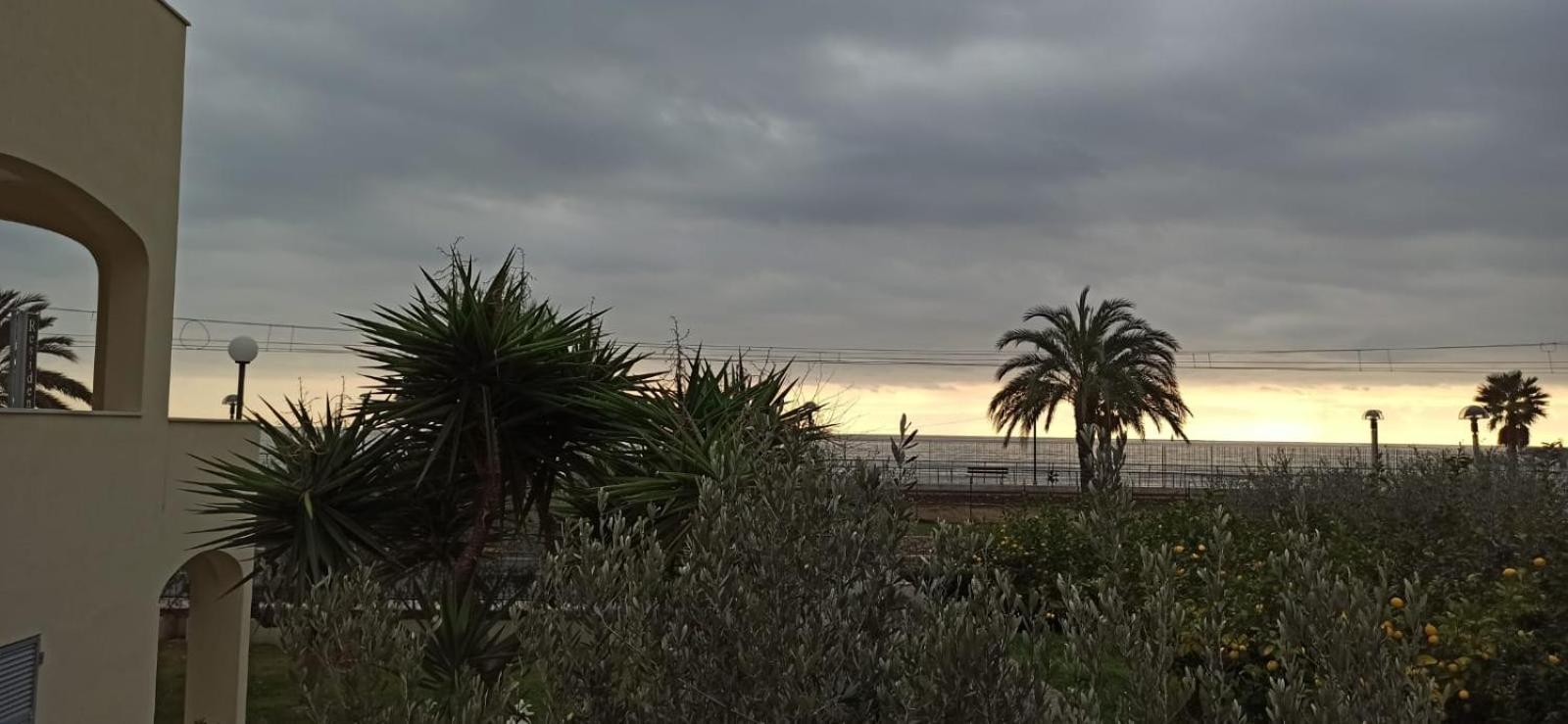 Residence Villa Carmen Fronte Mare A 50 Mt Pietra Ligure Bagian luar foto