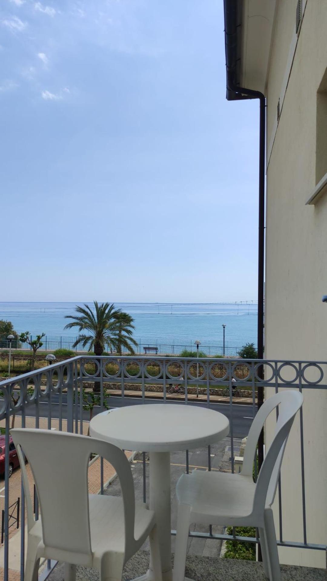Residence Villa Carmen Fronte Mare A 50 Mt Pietra Ligure Bagian luar foto