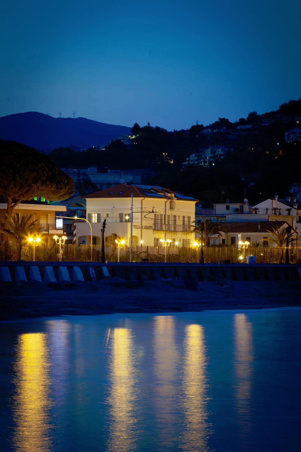 Residence Villa Carmen Fronte Mare A 50 Mt Pietra Ligure Bagian luar foto