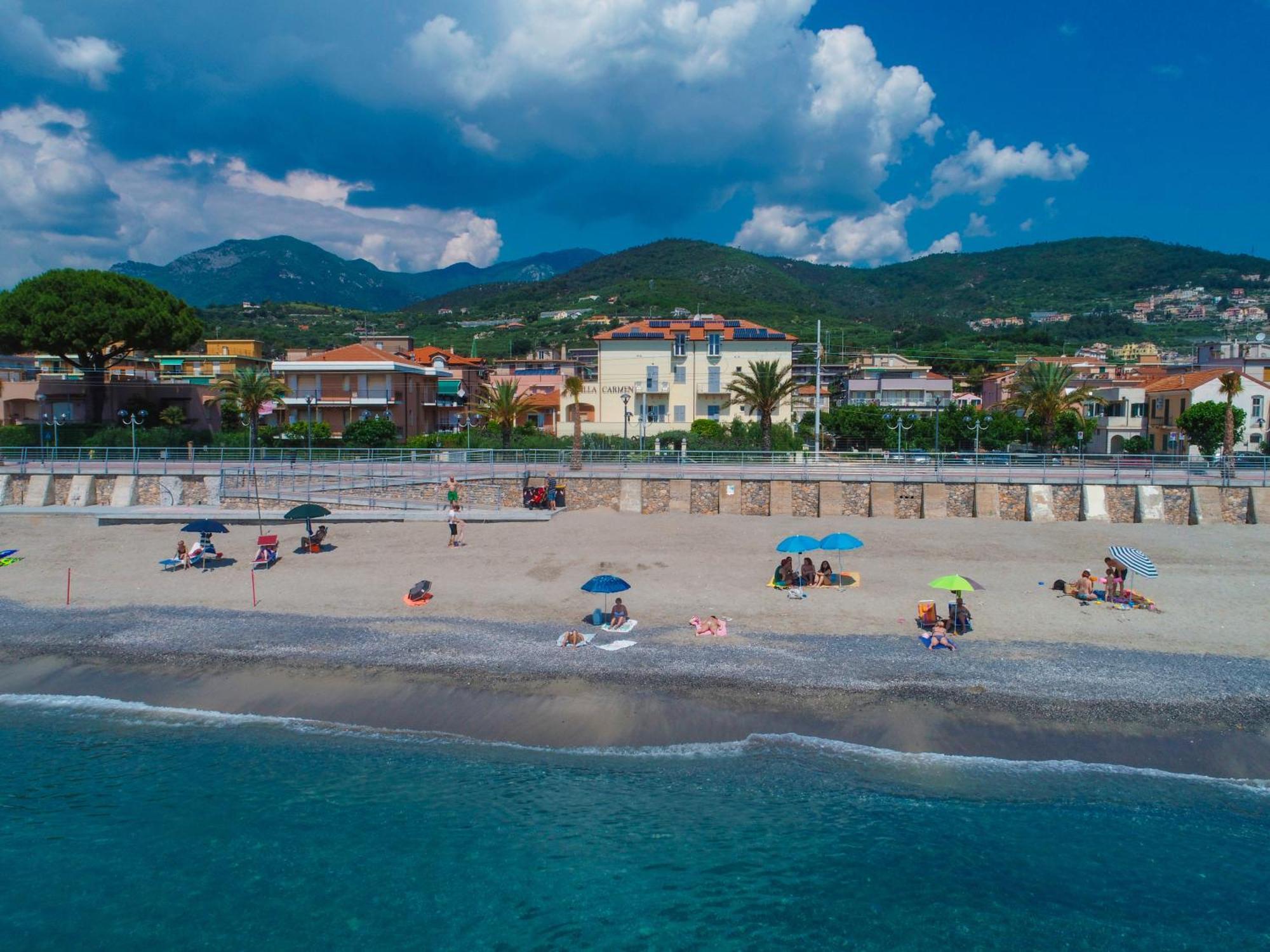 Residence Villa Carmen Fronte Mare A 50 Mt Pietra Ligure Bagian luar foto