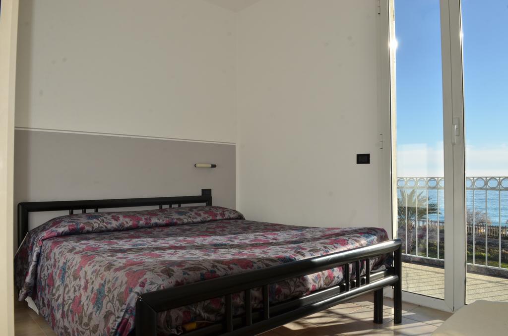 Residence Villa Carmen Fronte Mare A 50 Mt Pietra Ligure Bagian luar foto