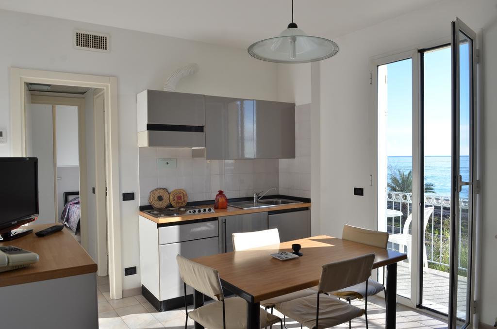 Residence Villa Carmen Fronte Mare A 50 Mt Pietra Ligure Bagian luar foto