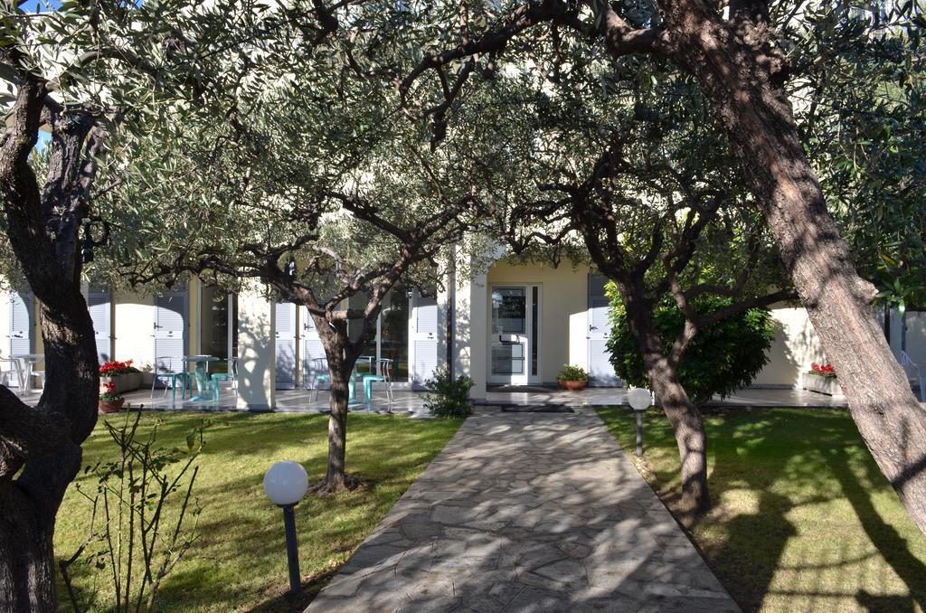 Residence Villa Carmen Fronte Mare A 50 Mt Pietra Ligure Bagian luar foto