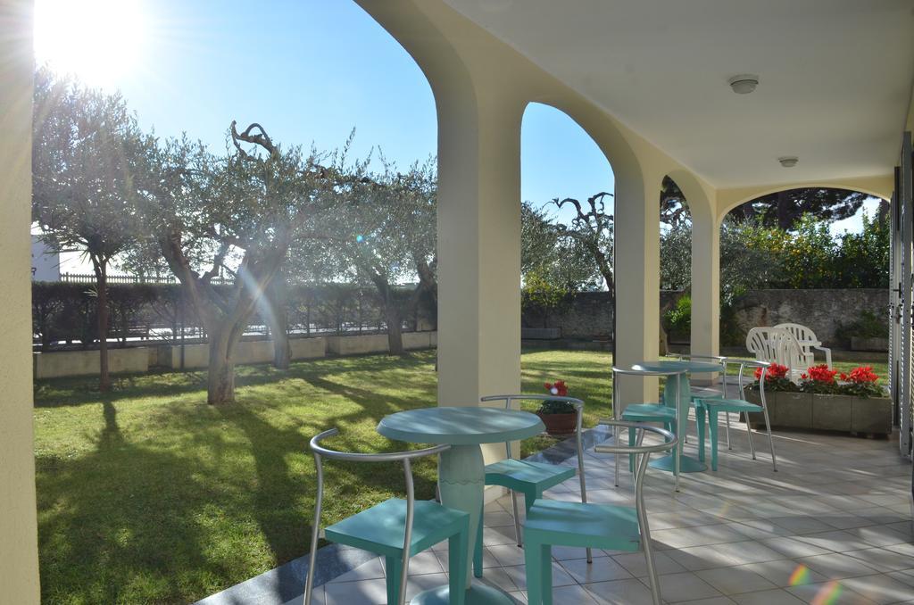 Residence Villa Carmen Fronte Mare A 50 Mt Pietra Ligure Bagian luar foto